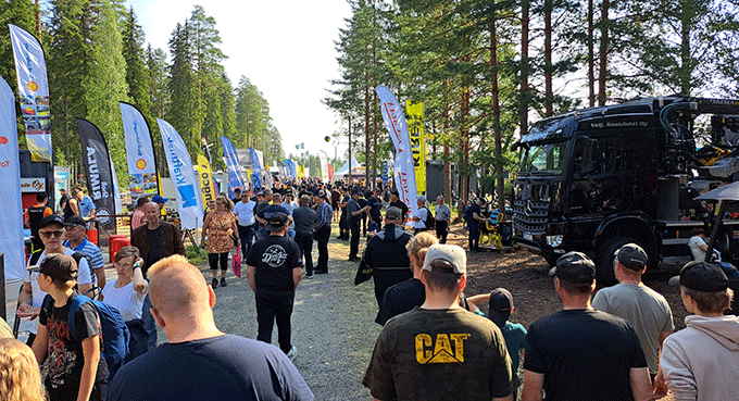 yleisöä FinnMETKO-näyttelyssä
